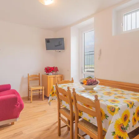 Glicine By Interhome Apartman Perledo